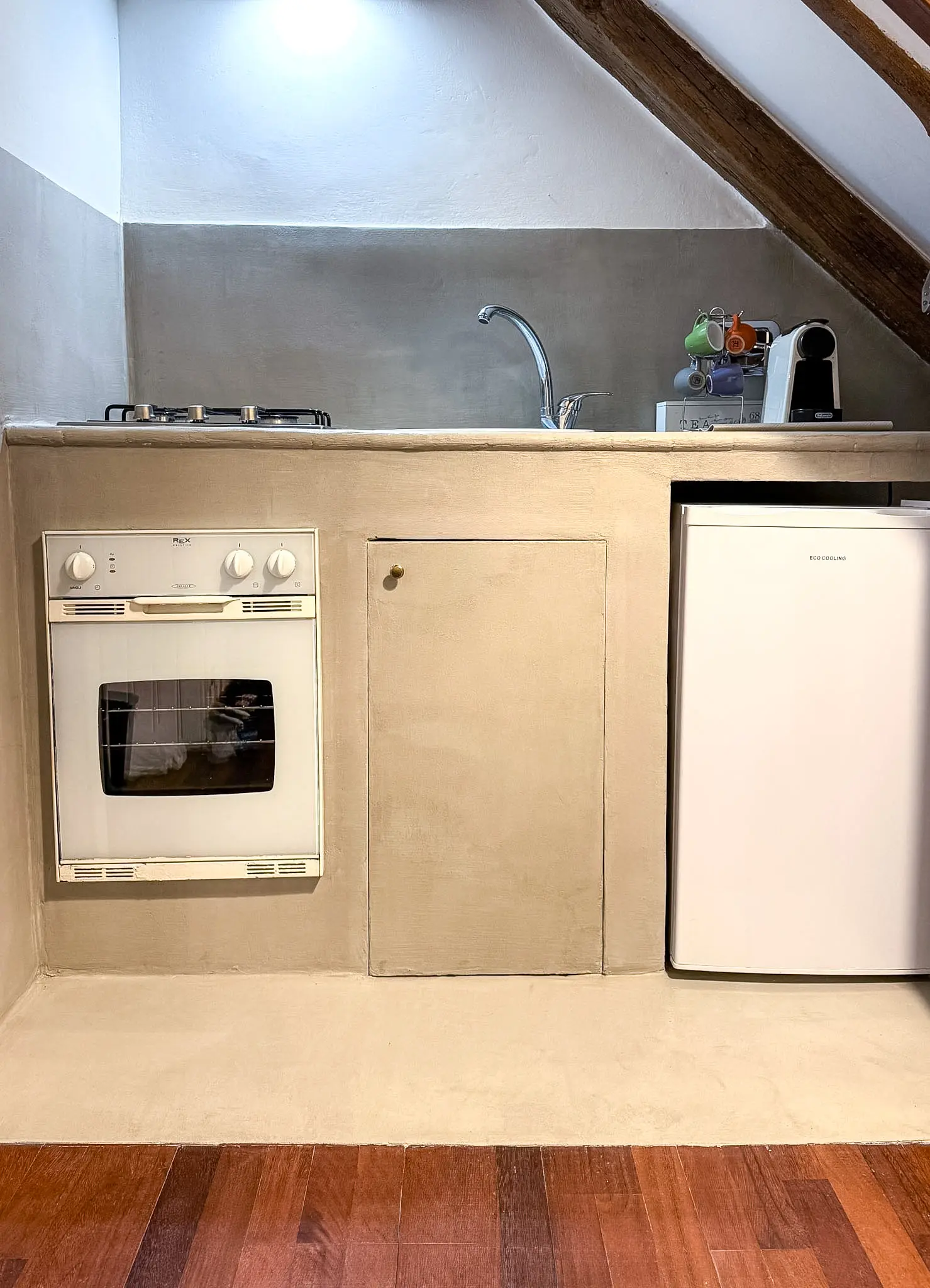 Equipped kitchen with gas hob, oven and coffee machine — Il Vicoletto Marino